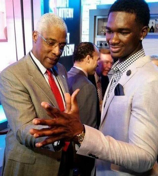 备受关注！74611名球迷现场观战英格兰女足vs中国女足的友谊赛