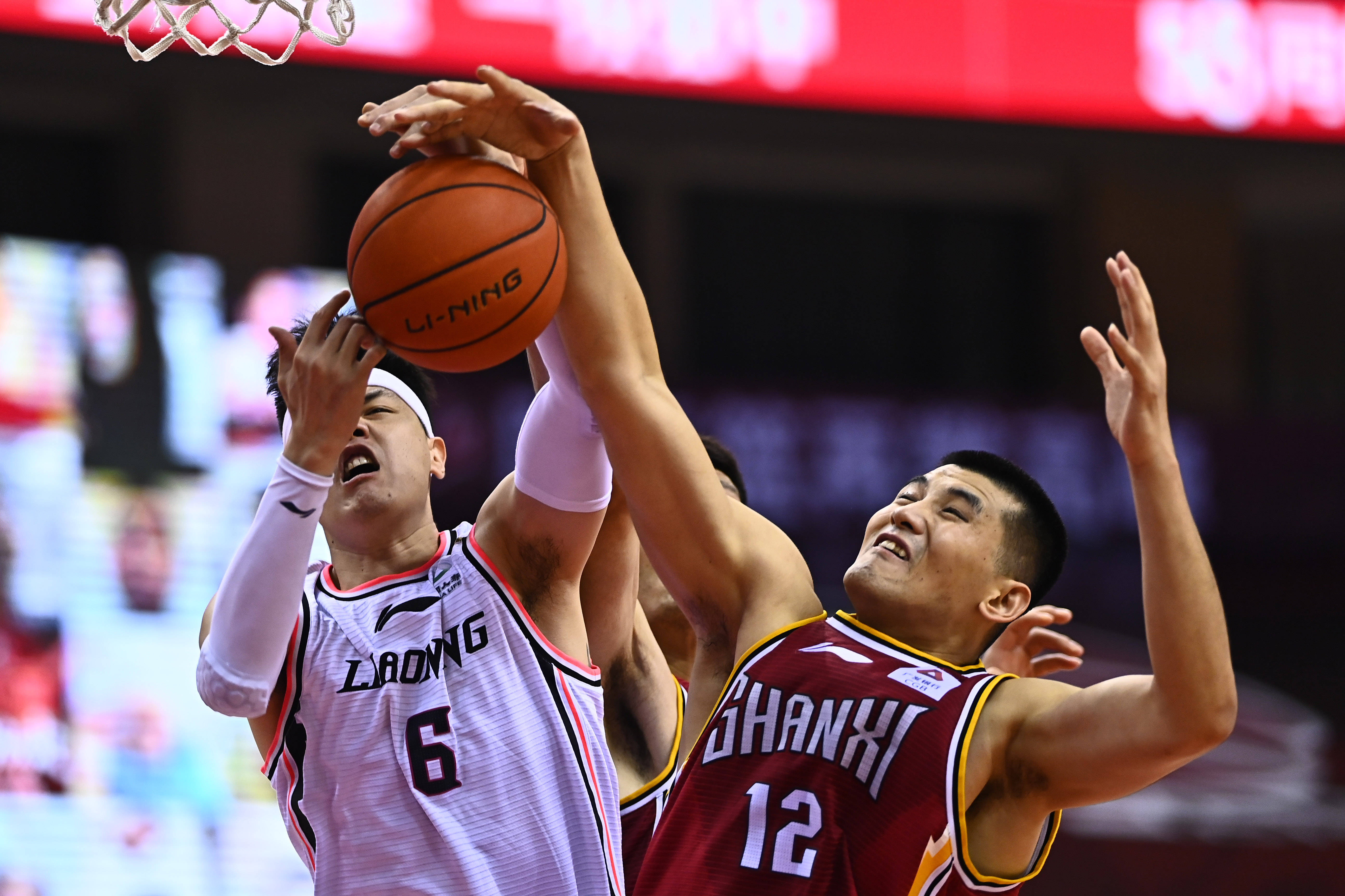 上海久事以111-72大胜四川丰谷，展现强大实力，全队多点开花，四川队虽努力但难敌强队。