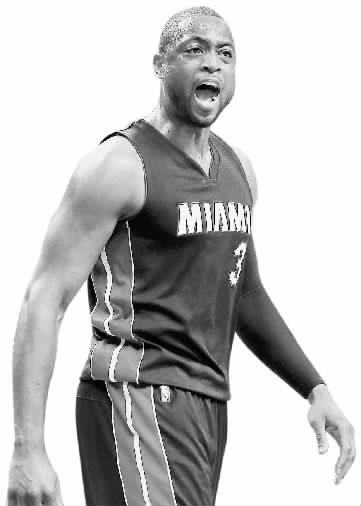 成都蓉城教练组现场观战中韩战，徐正源、金亨镒在场