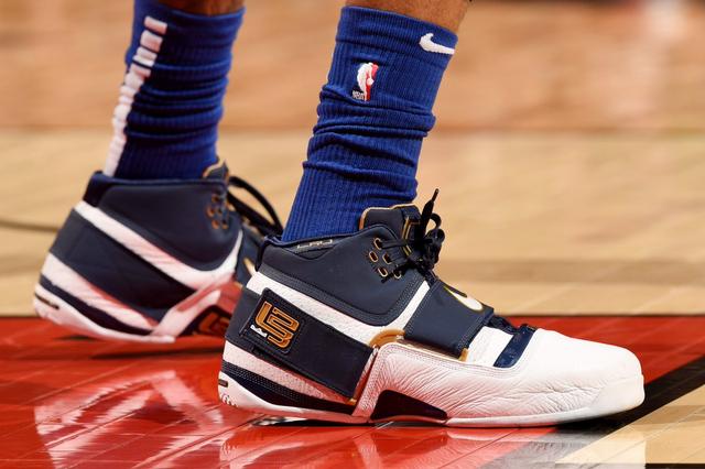 前锋突破射门锁定胜利