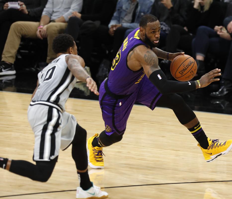 篮球火箭球员连续两场关键投篮命中