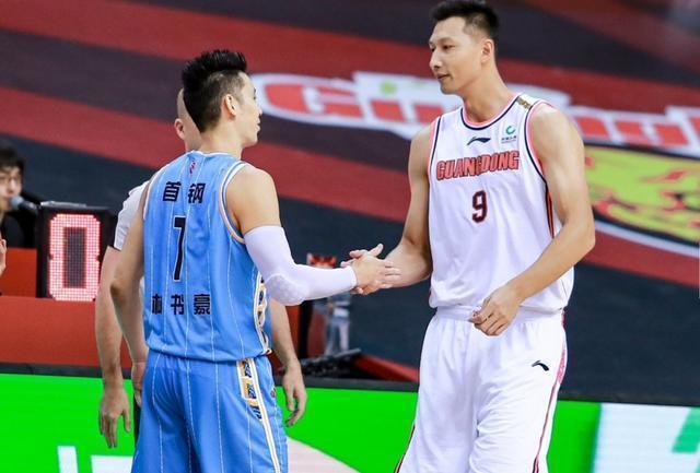 马赫雷斯和知名说唱歌手一同出镜，展示阿尔及利亚队新球衣