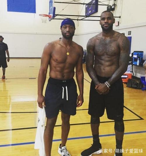 篮球篮网比赛中关键传球帮助球队取胜