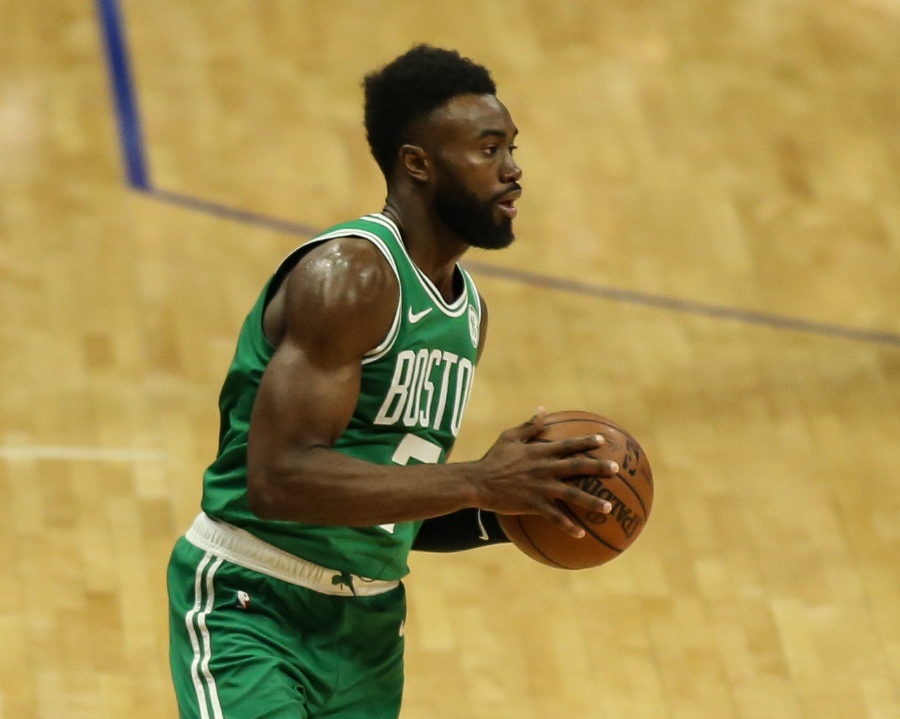 阿根廷国家队抵达安哥拉，大批球迷等候并高呼梅西名字