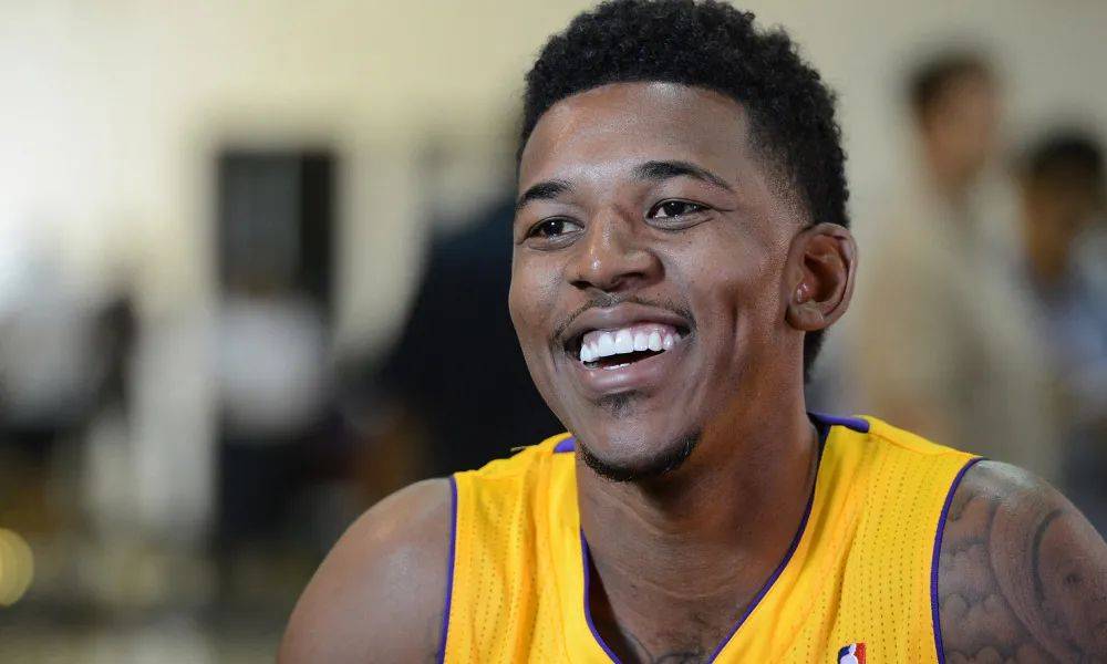 火箭主场大胜太阳，汤普森31分+杜兰特28+8助球队登顶西部第二