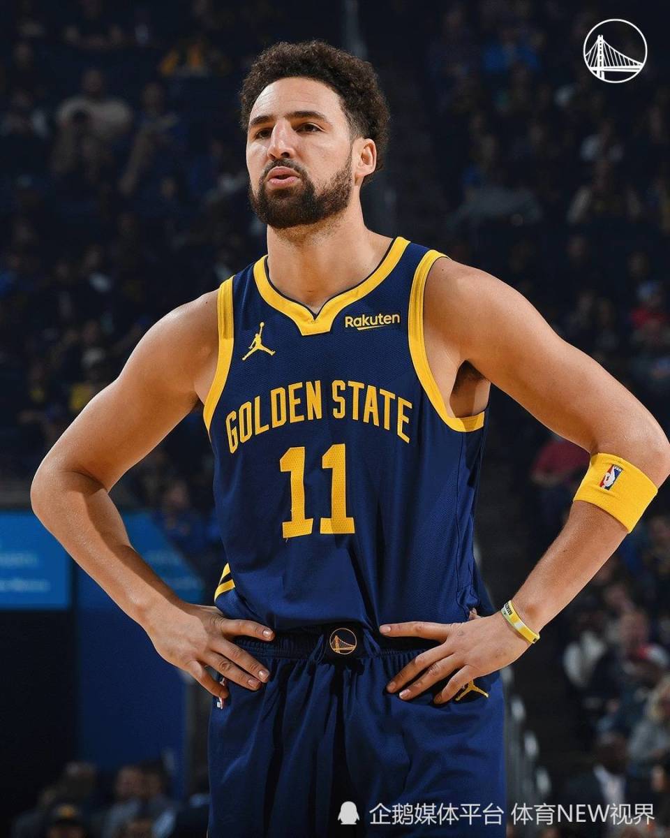 詹姆斯背后传球制造得分机会