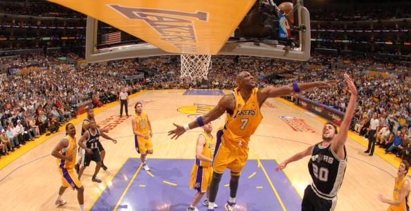 神锋！小蜜蜂前锋蒂亚戈再演梅开二度，联赛13场进11球